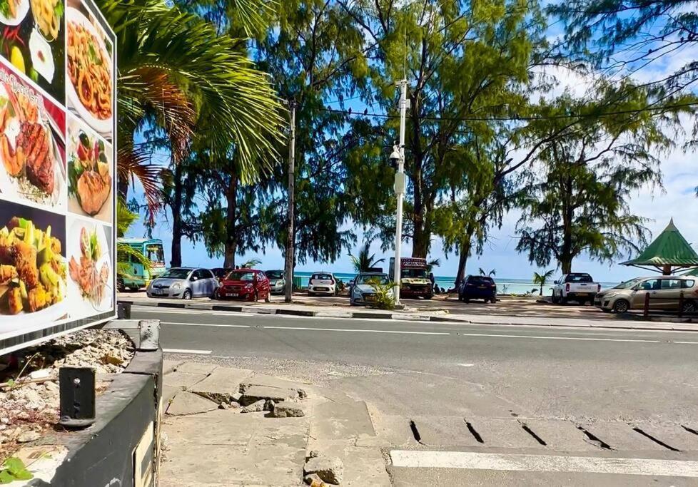 3 Bedroom Beachside Apartment - 30 Secs From Beach Flic en Flac Exterior photo